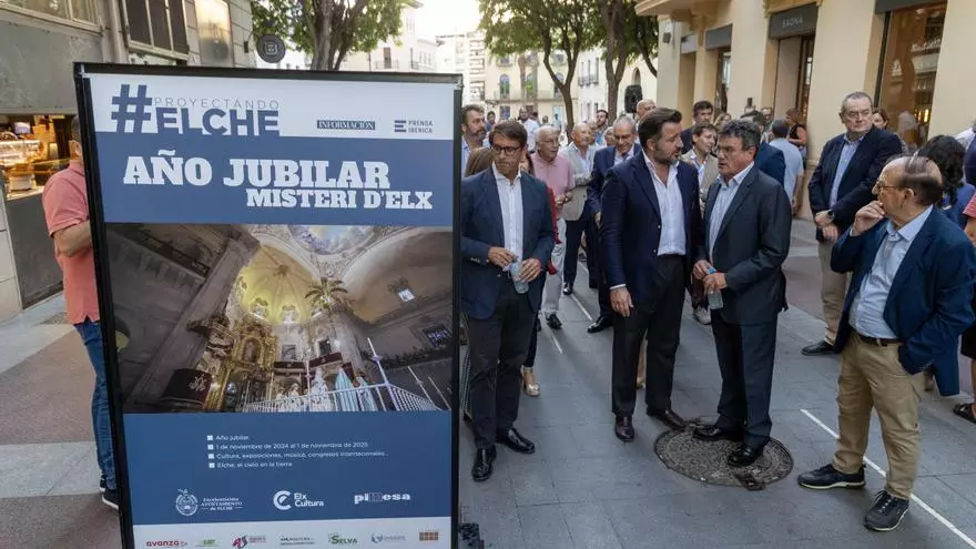 Inauguración de la exposición «Proyectando Elche» en la calle Corredora