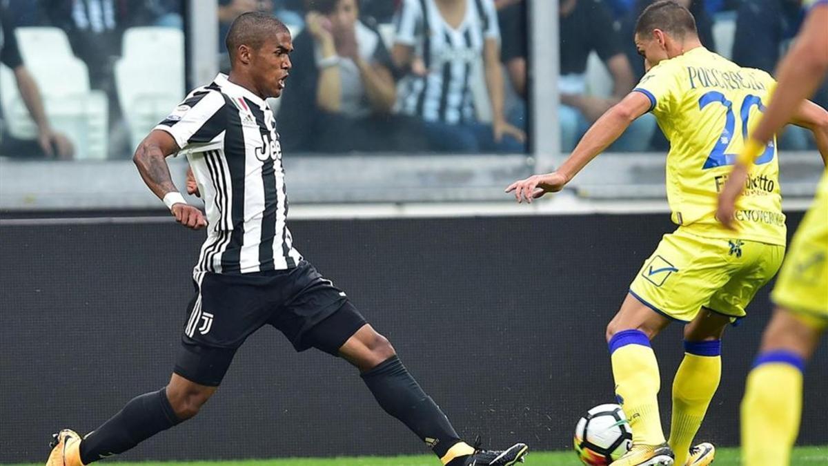 Douglas Costa en un encuentro con la Juventus