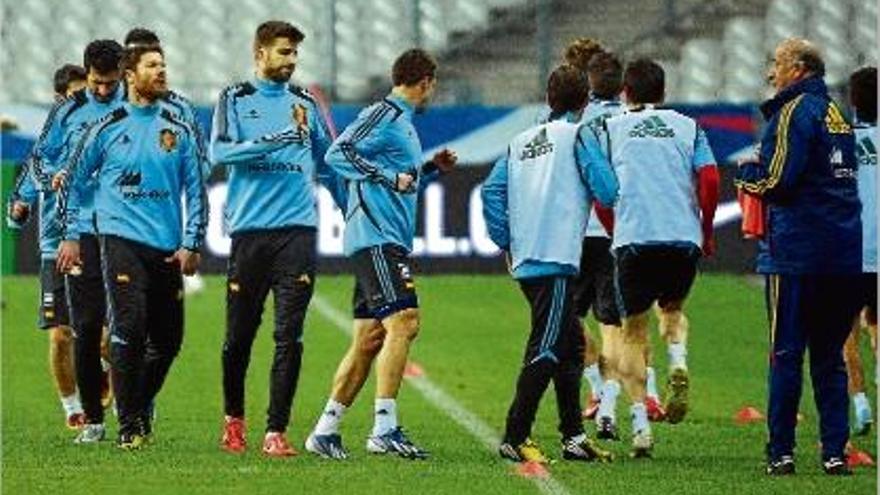 Els jugadors de la selecció espanyola durant l&#039;entrenament d&#039;ahir al vespre a Saint Denis.