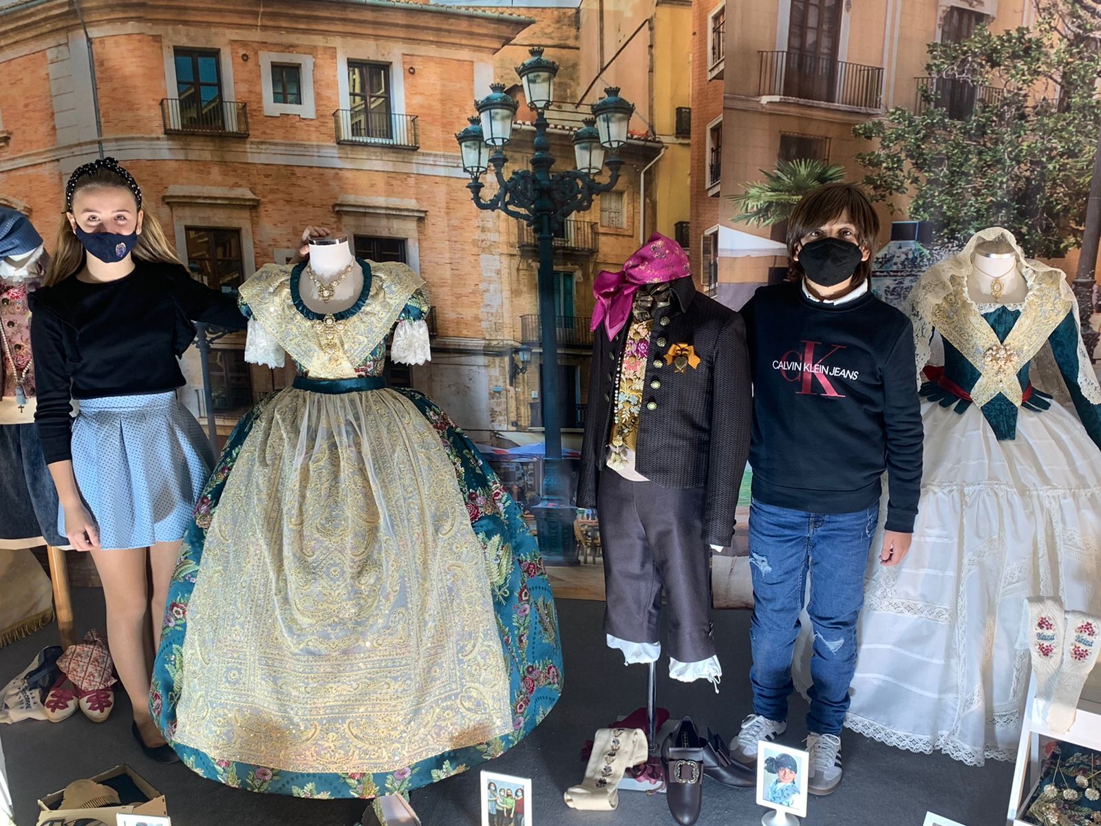 Una costumbre que pervive: exposicón de trajes Fallas 2022 en el Barrio Beteró