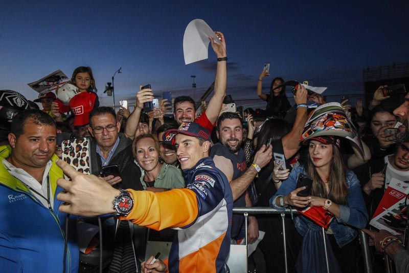 Ambientazo en Cheste | La afición disfruta con el Pit Walk