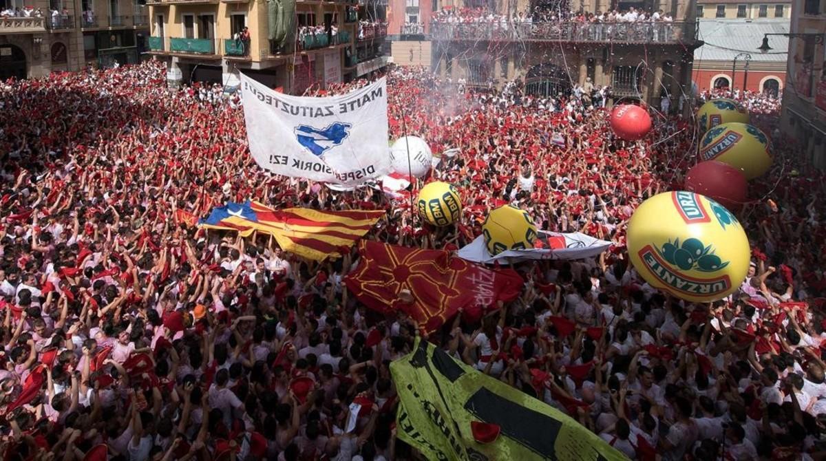 Una gran estelada en la plaza consistorial.