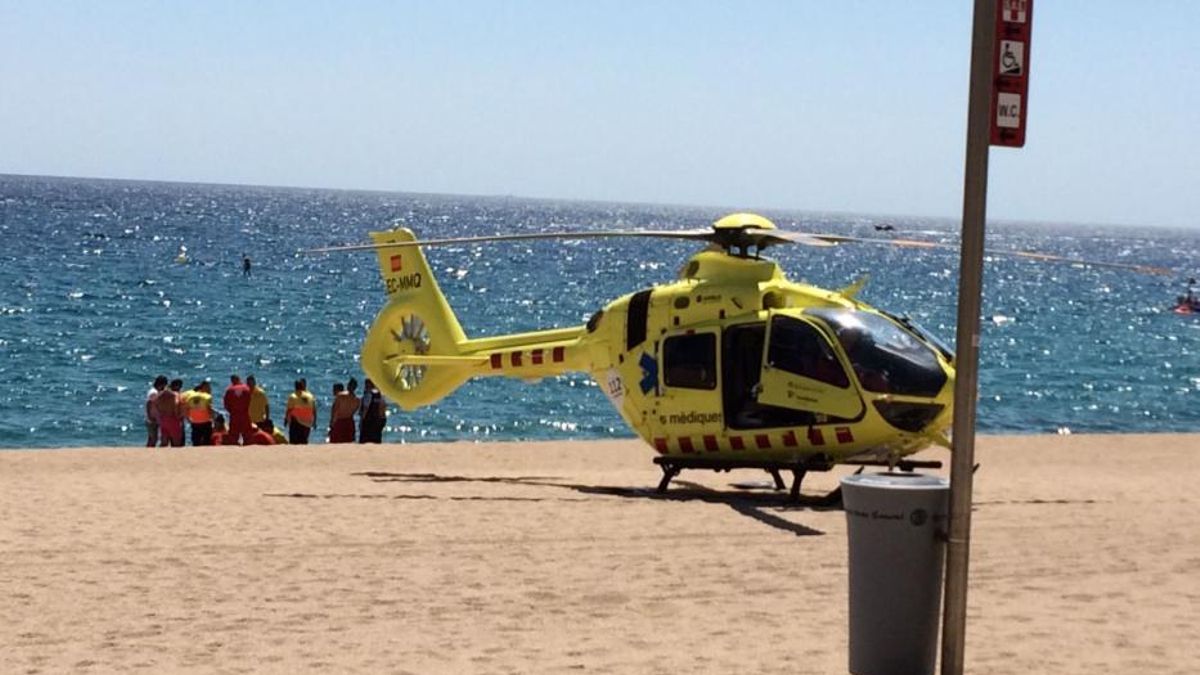 Un helicòpter del SEM en una platja gironina per un ofegament, foto d'arxiu.