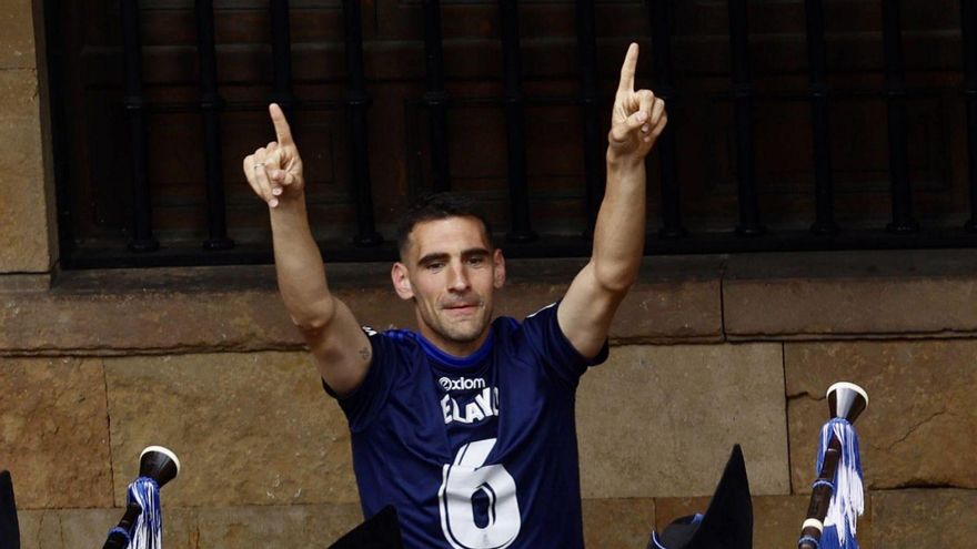 Dani Calvo saluda a los aficionados azules a su llegada al Ayuntamiento. | MARCOS LEÓN
