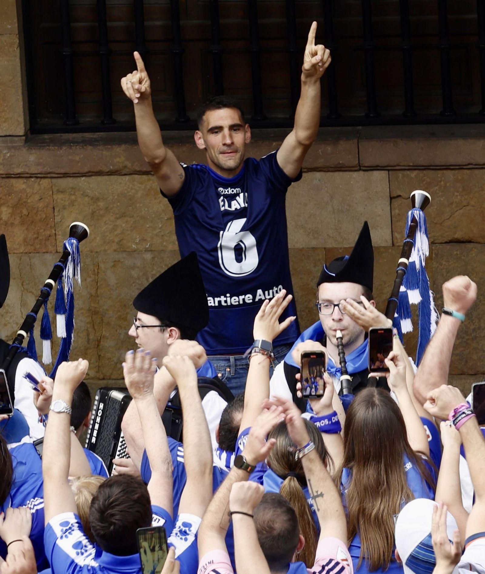 Dani Calvo saluda a los aficionados azules a su llegada al Ayuntamiento.  | MARCOS LEÓN