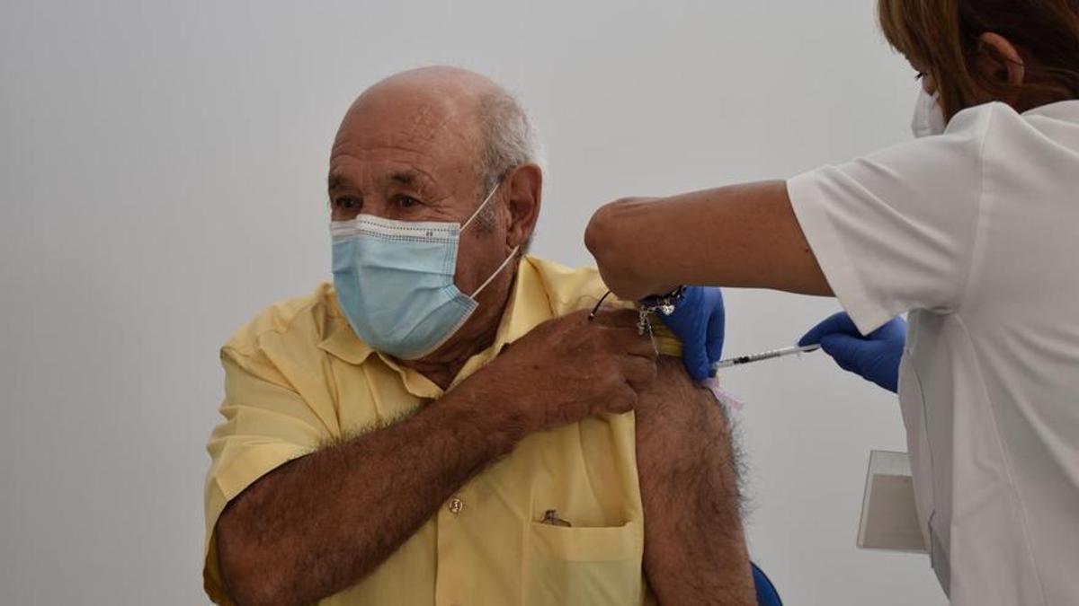 Un hombre recibe la vacuna del covid