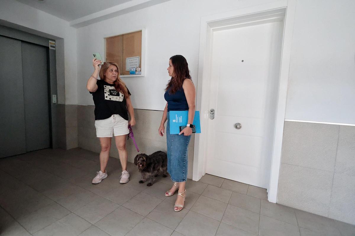 Visita a las mejoras en viviendas de Cuesta Piedra