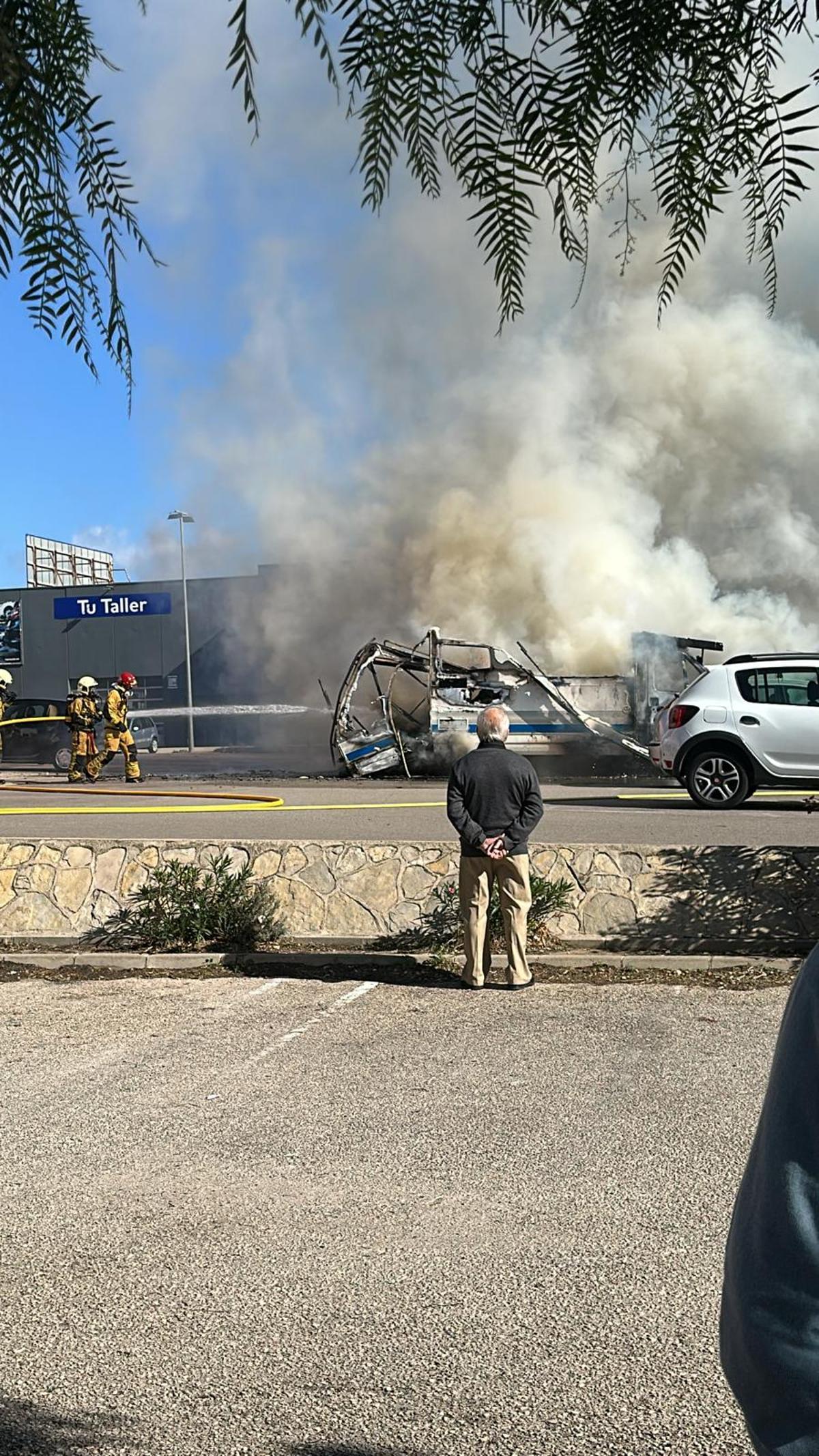 Varios bomberos, durante la extinción del incendio.
