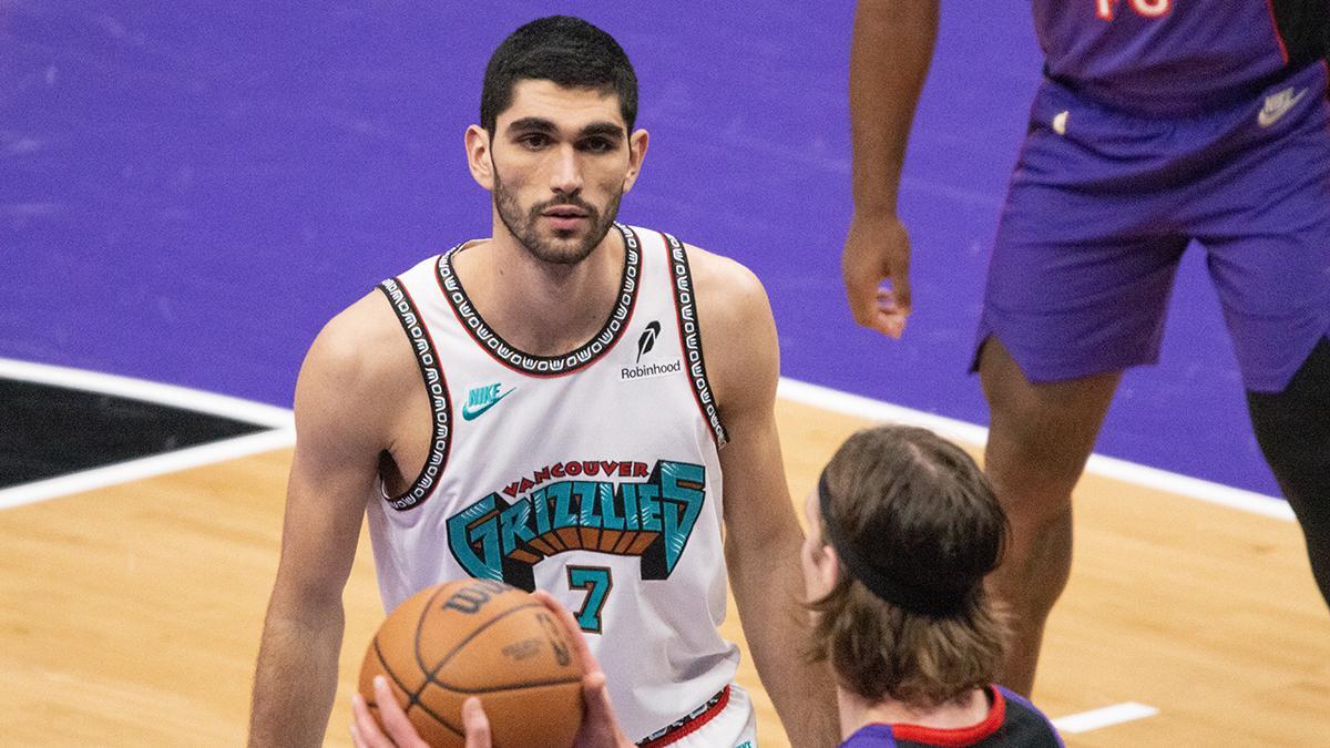 El jugador español Santi Aldama de los Grizzlies en un partido de la NBA entre Toronto Raptors y Memphis Grizzlies