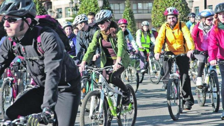 Un grupo de ciclistas emprende la marcha desde la Losa de Renfe, en una imagen de archivo.