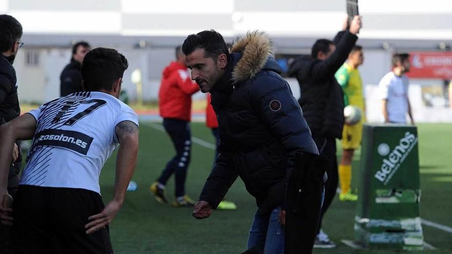 Iván Ania imparte instrucciones a Ernesto antes de salir en sustitución de Annunziata ante el Palencia.