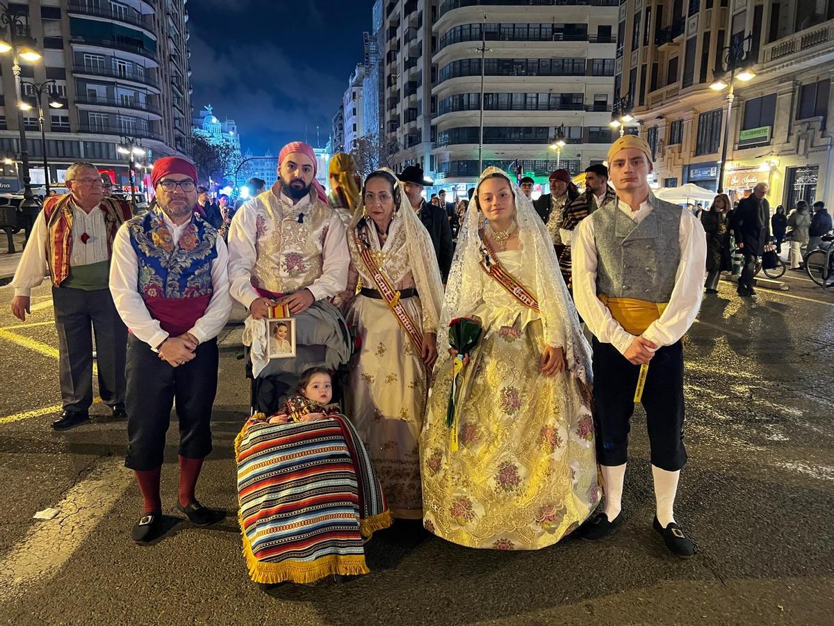 La familia de Nerea Reyes desfiló con la comisión Goya - Brasil portando un retrato de la joven.