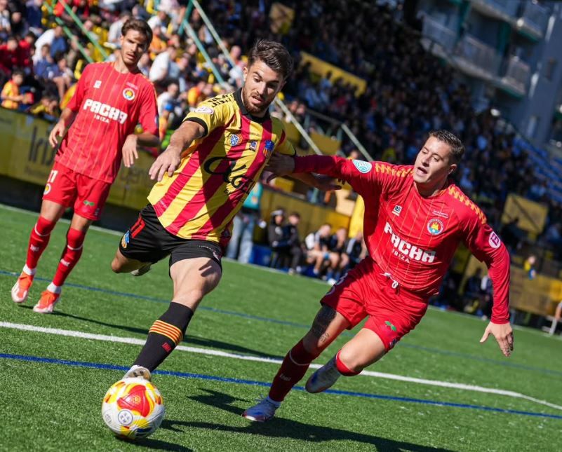 Adrián persigue a un contrincante en el área