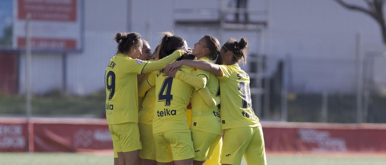 Las jugadoras el Villarreal celebran con efusividad la victoria en Madrid.