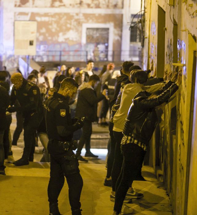 Cinco detenidos y 32 denunciados en una redada en el Barrio de Alicante contra los robos y el consumo de drogas.