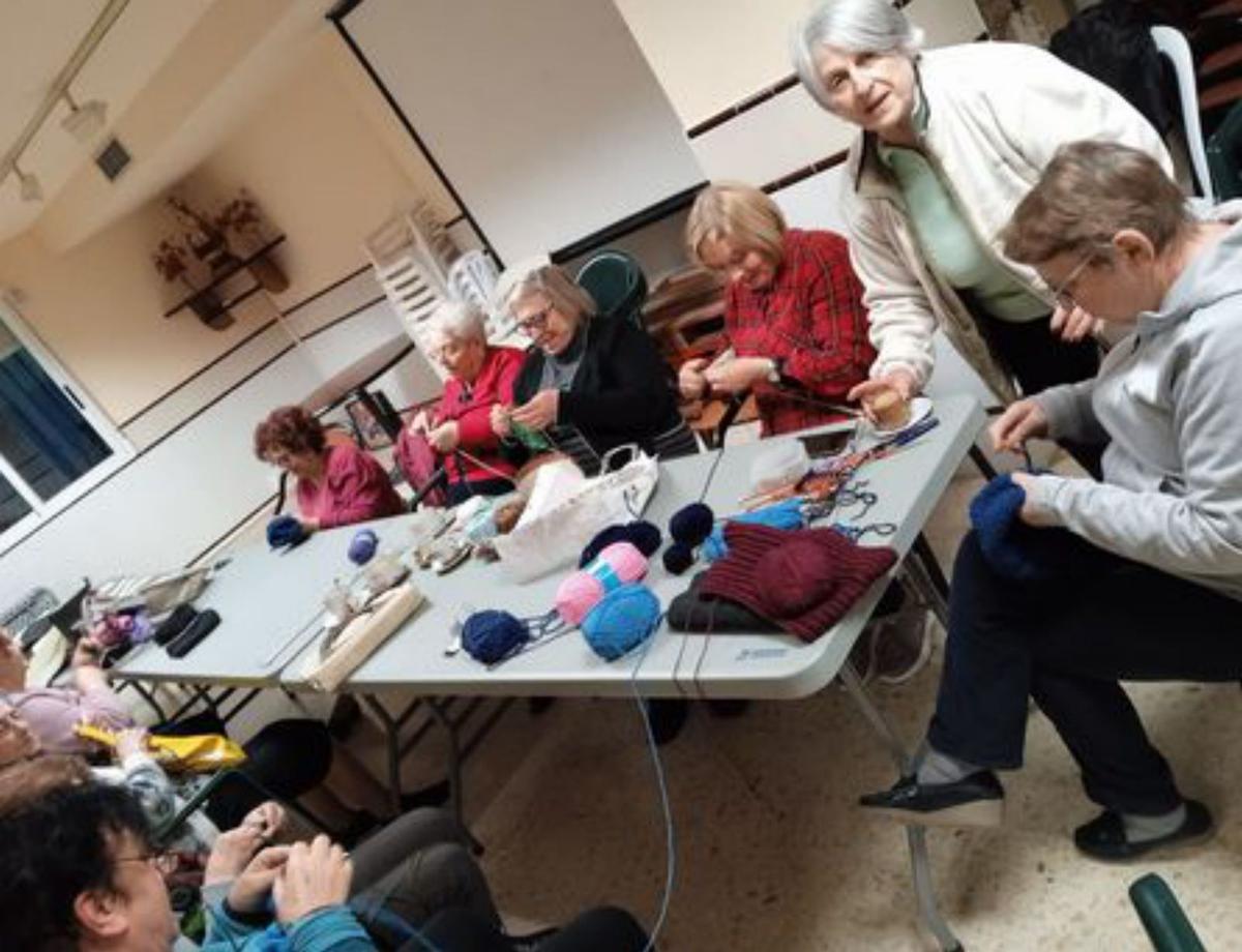 Los jubilados de Ròtova tejen gorros y bufandas para los franciscanos de Palma