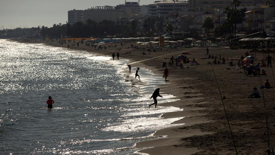 Dos adolescentes salvan a tres turistas arrastrados por las olas en Torremolinos