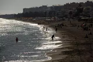 Dos adolescentes salvan a tres turistas arrastrados por las olas en Torremolinos