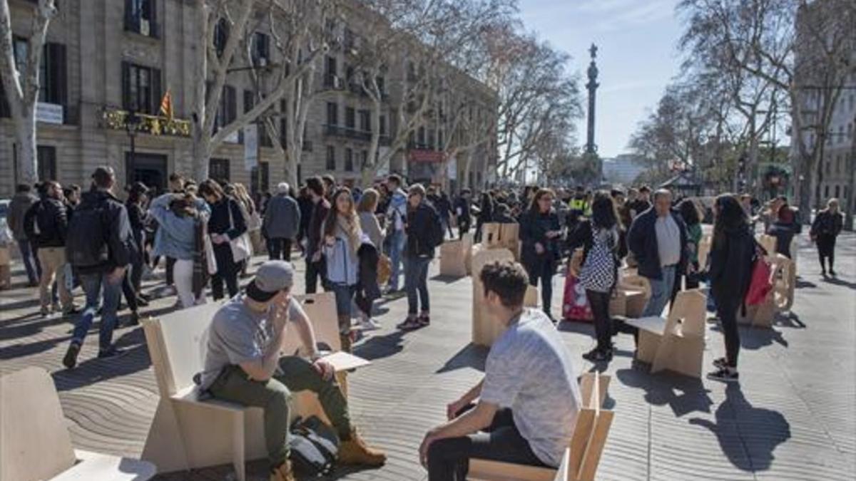 Diálogo 8Sillas de madera de diseño instaladas, ayer, en la Rambla por iniciativa de Elisava, para facilitar la comunicación entre turistas y vecinos.