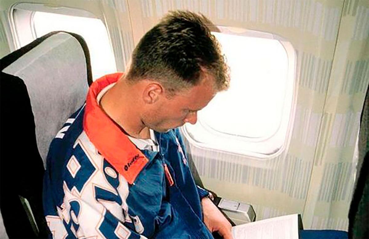 Dennis Bergkamp, en el avión de la expedición holandesa al Mundial de Estados Unidos.