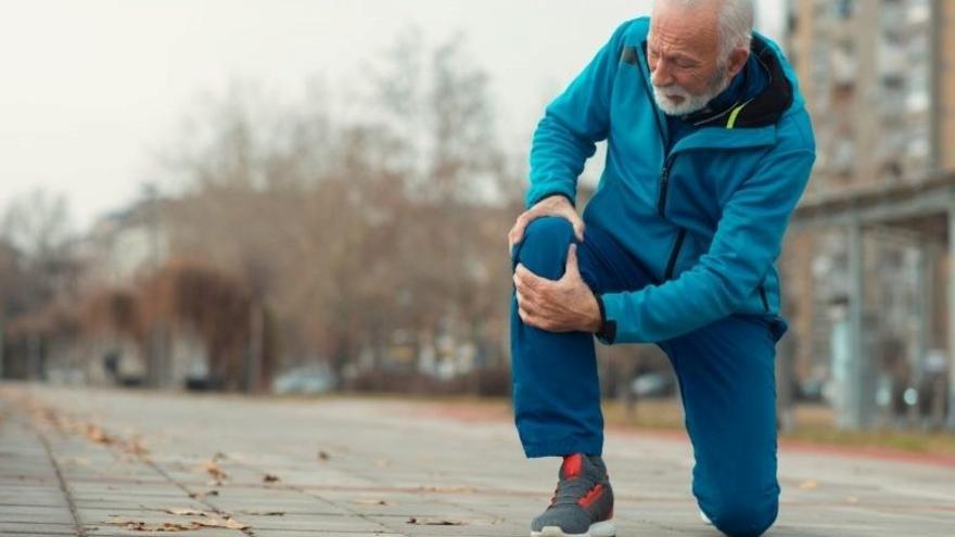 Las personas con artrosis tienden a sufrir mayores dolores articulares.