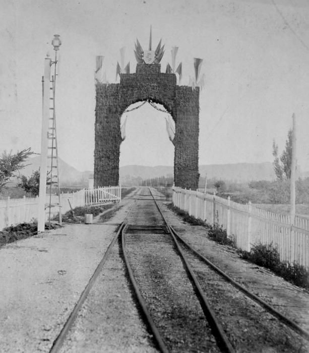Arco triunfal levantado junto a la Estación de La Encina (o Venta de La Encina) para saludar el paso de la reina Isabel II por la población en el año 1852.