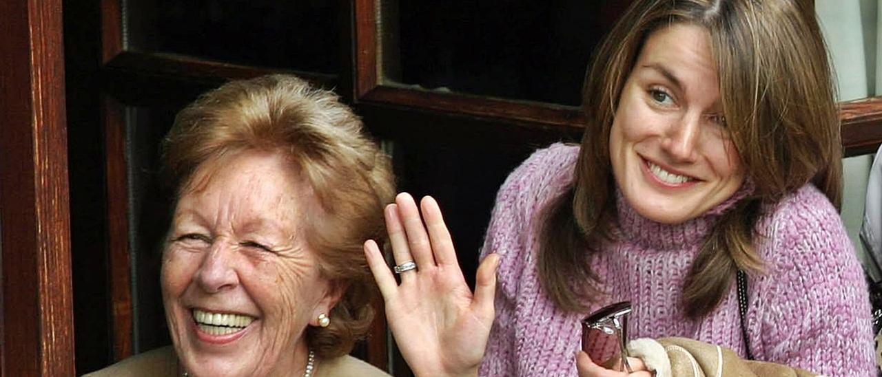 Menchu Álvarez, con su nieta Letizia, actual Reina de España, en una de sus visitas a Sardéu en 2004, cuando aún era Princesa de Asturias. | E. P.