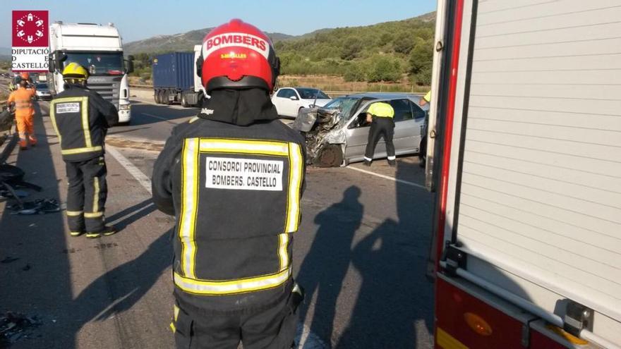 Herida una mujer en un accidente de tráfico entre dos coches y un camión en Borriol