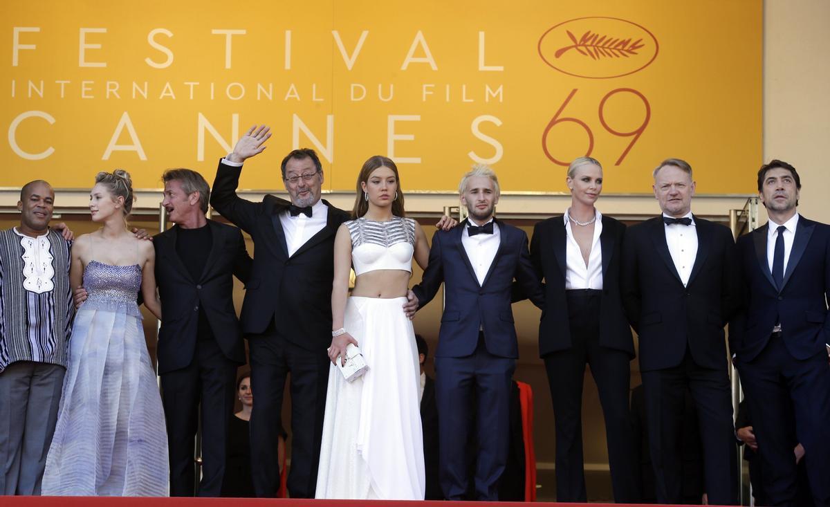 El equipo de 'The Last Face' durante la premier en el Festival de Cannes