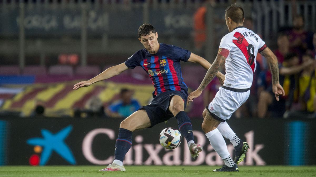  Christensen recupera el balón ante Oscar Trejo