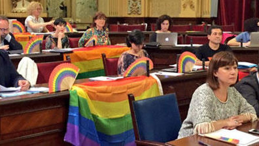 Regenbogen-Flaggen im Balearen-Parlament zur Feier des Tages.