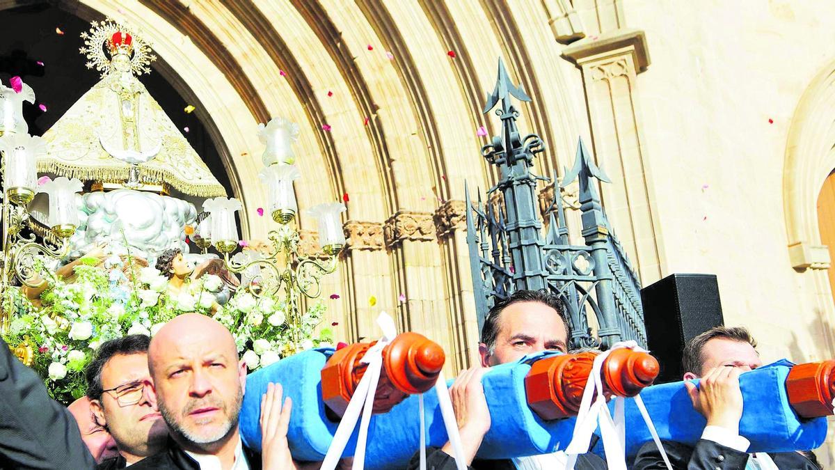 Momento en el que la Virgen es devuelta a la basílica, en el Centenario de la Coronación Canónica.