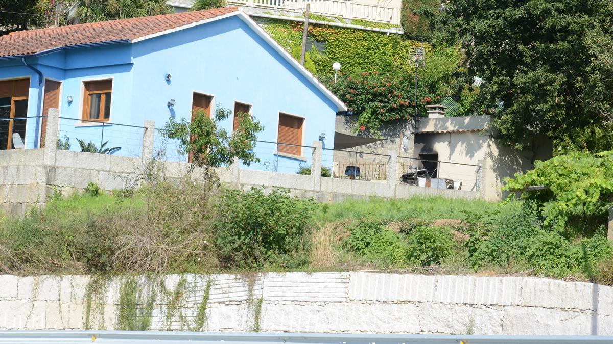 La vivienda, con el galpón y los electrodomésticos quemados a la derecha de la imagen.