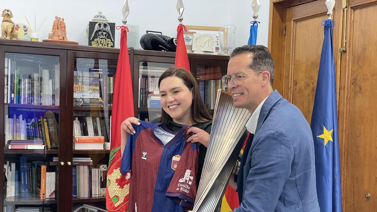 Carolina Holguín y Rubén Alfaro posan con la camiseta y el trofeo de campeones. / Kike Calabuig