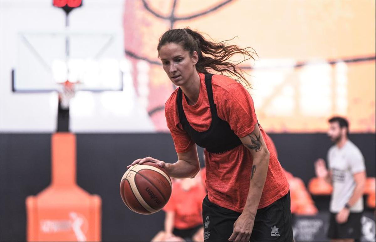 La pívot Kristine Vitola, en su primer entrenamiento en L'Alqueria