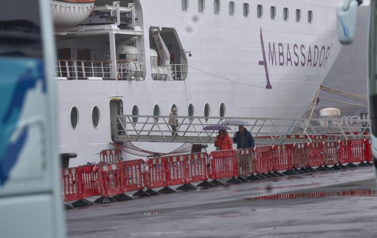 Los cruceristas del "Ambition" desembarcan en Gijón (en imágenes)