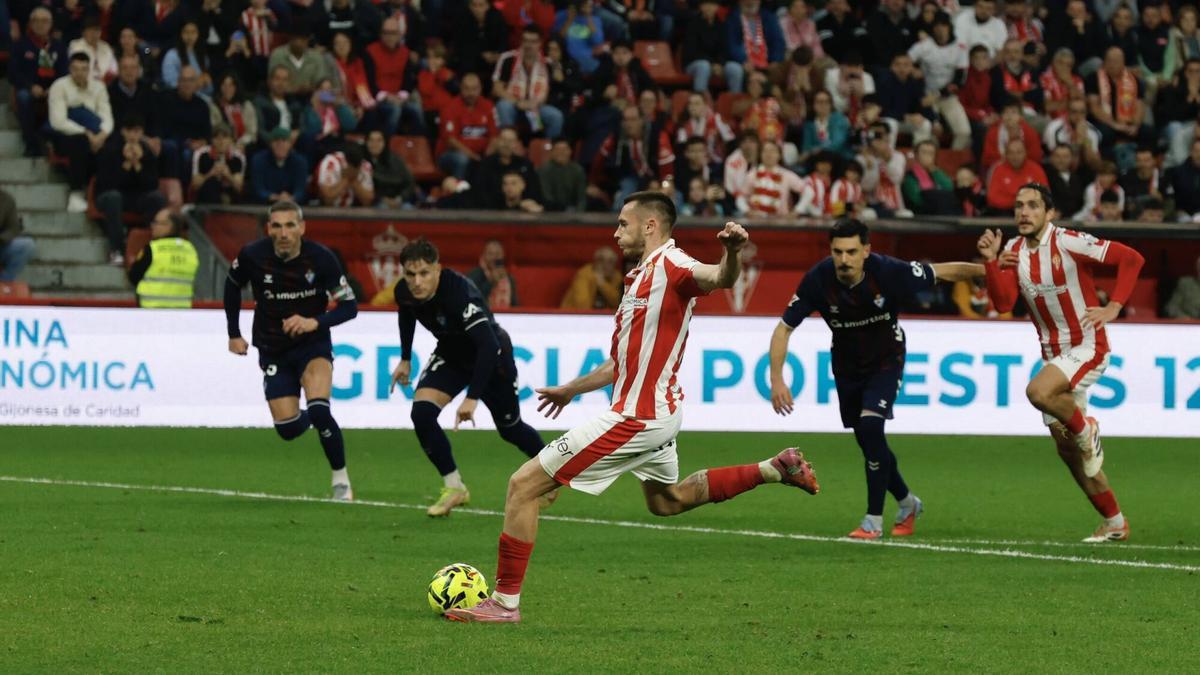 Un lance del Sporting-Eibar disputado en El Molinón