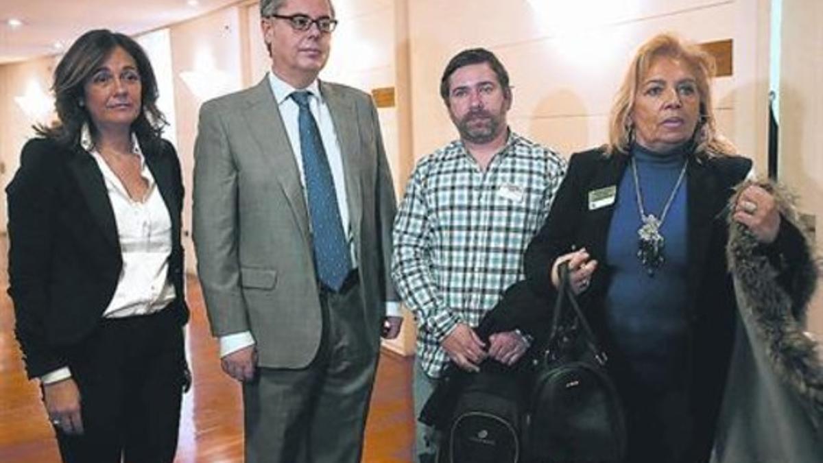 Los diputados del PP Beatriz Escudero y José Miguel Castillo con el hermano y la madre de José Couso, ayer.