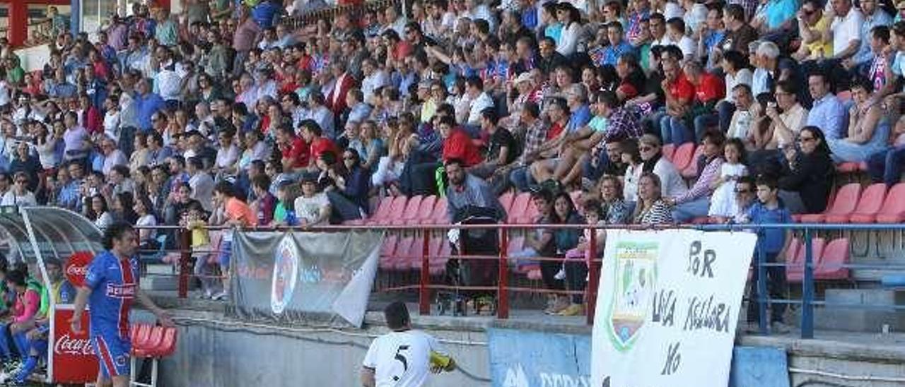 Una vista de la grada de O Couto en el cruce copero entre la UD Ourense y el Arnoia de mayo de 2015. // Jesús Regal