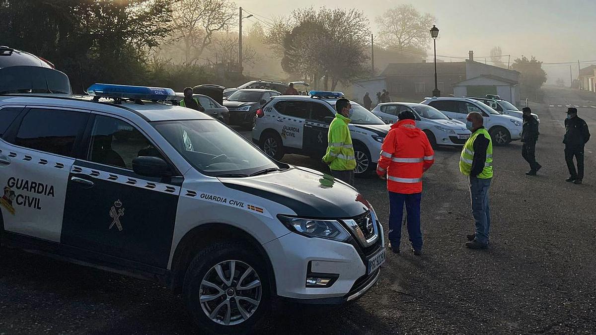 Distintos momentos de la búsqueda llevada a cabo ayer en Figueruela de Arriba con una gran despliegue de medios de la Guardia Civil y personas voluntarias. | Cedidas