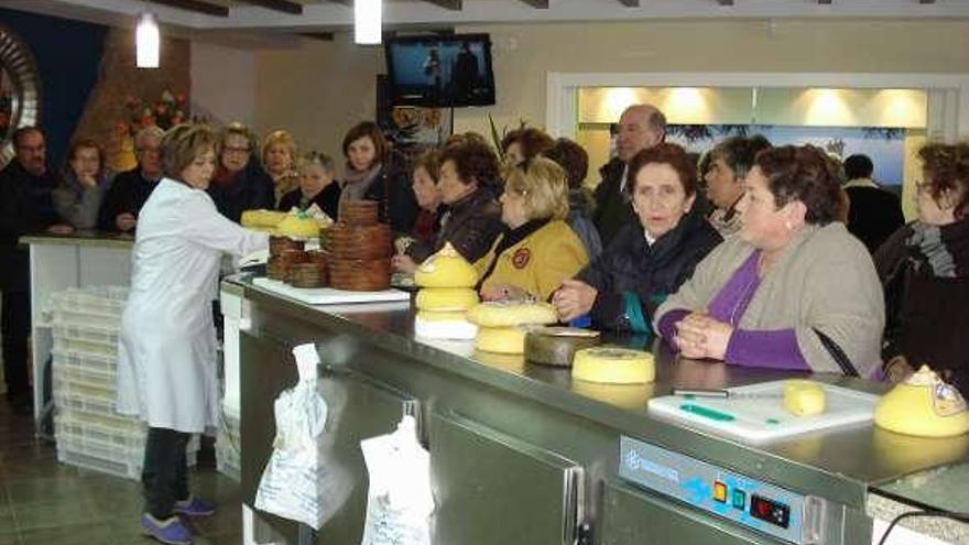 Algunas de las mujeres participantes, en la tienda de quesos.