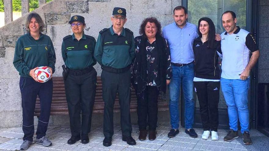 El alcalde Cubela con los efectivos de la Guardia Civil, las asociaciones de mujeres y del Tenorio F. S. que organizan este partido.