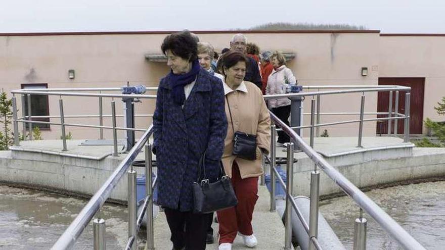 Un grupo de mayores visitando la EDAR de Benavente.