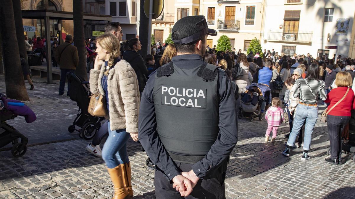 Una agente de la Policía Local vigila el inicio de una cabalgata.