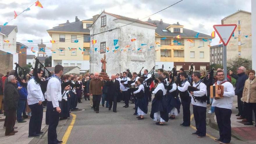 La procesión del año pasado, por el centro del barrio.