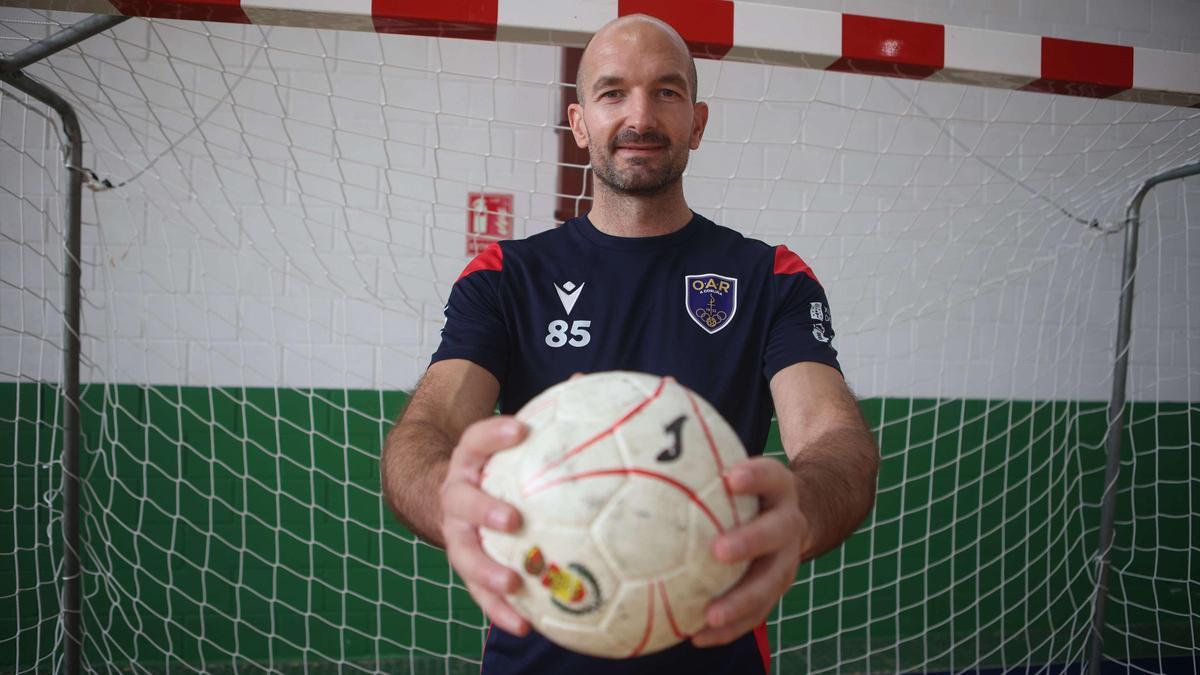 Mile Mijuskovic posa en la portería del polideportivo de Labañou.