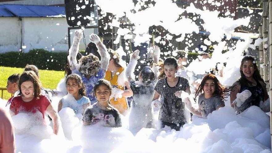 Participantes en la fiesta de la espuma celebrada ayer en Lada.