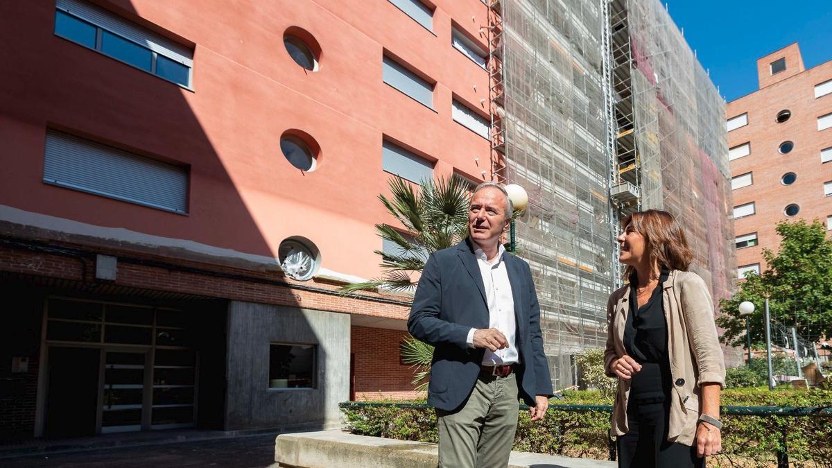 El alcalde, Jorge Azcón, en su visita a las viviendas en obras. Las que tienen la fachada rosa han sido ya revestidas con una capa aislante.