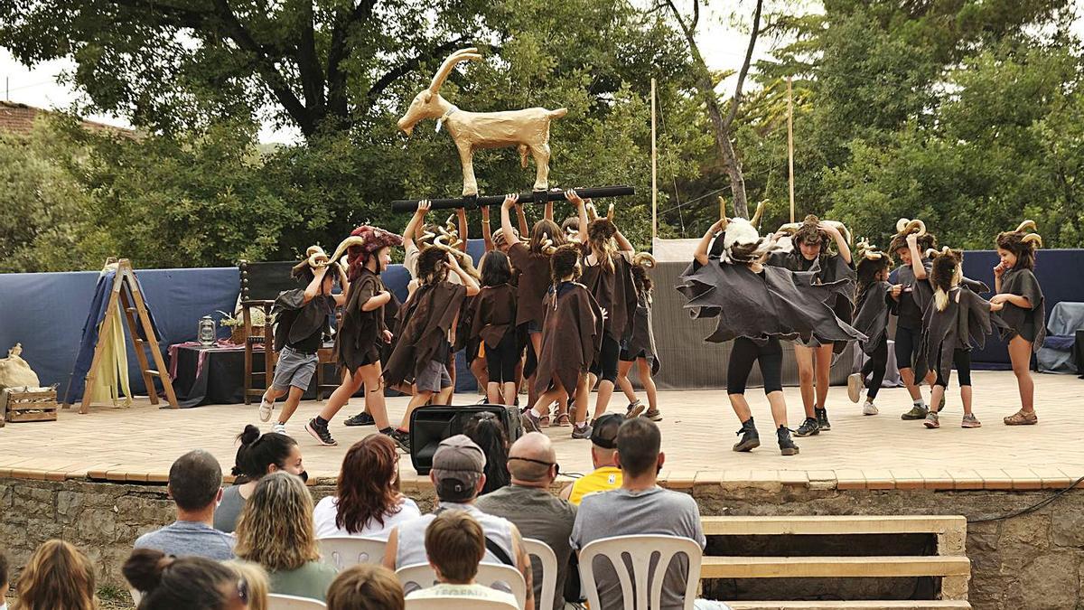 El ball de les Cabretes va encetar ahir la representació teatral de la llegenda de la Cabra d’Or | ÀLEX GUERRERO