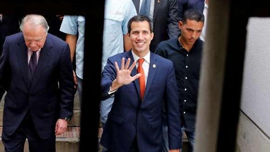 Guaidó llega a una reunión con empresas petroleras en Caracas.